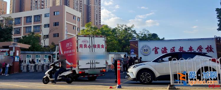 家長在校外等待調(diào)查結(jié)果 有人給孩子點(diǎn)外賣送飯？