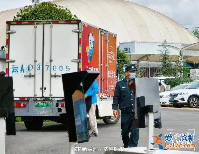 云南一學校給學生吃臭肉遭家長質問 學校董事長無視最后問題揣兜離席？
