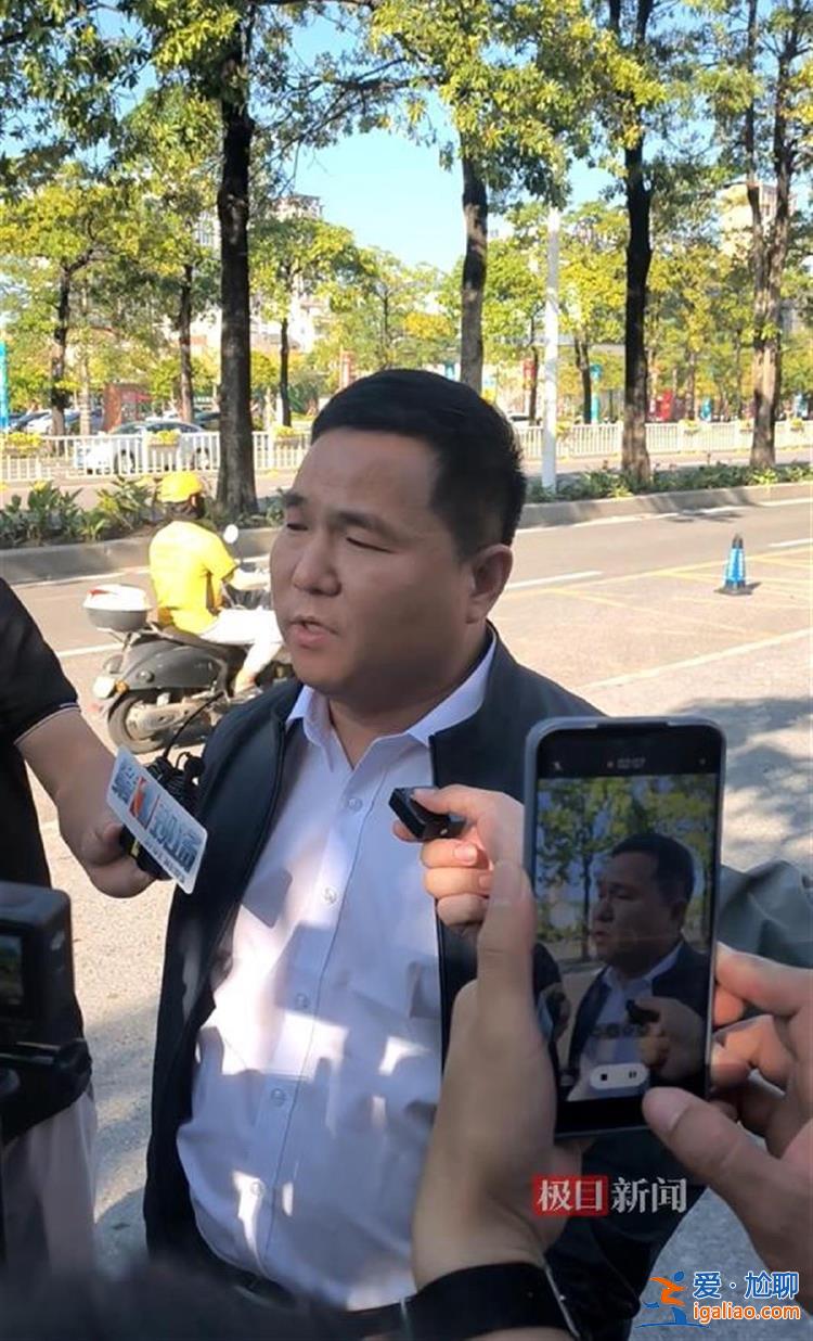 稱自己扶男孩時 對方滑到了刀口上？